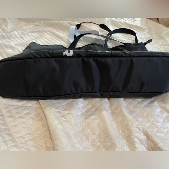 Guc UnderArmour gym tote. Double handles ! - Picture 3 of 6